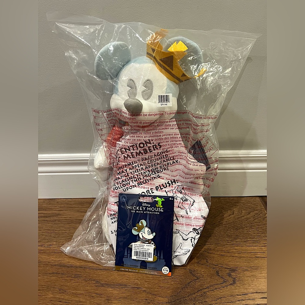 Mickey Mouse the Main Attraction Plush & Pin set 7/12 - Prince Charming Regal